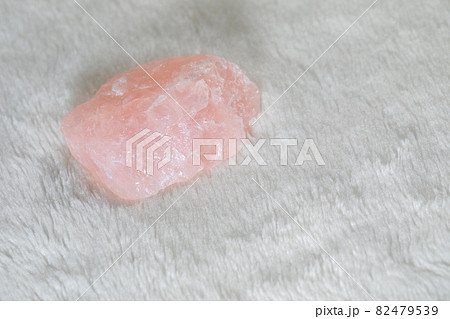 愛の石 ローズクウォーツ 白背景 愛の石 ローズクウォーツ 白背景 82479539
