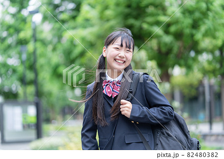 通学するツインテールのお茶目な女の子 通学するツインテールのお茶目な女の子 82480382