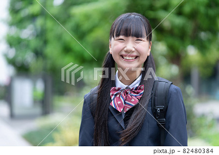 通学するツインテールの女の子 通学するツインテールの女の子 82480384