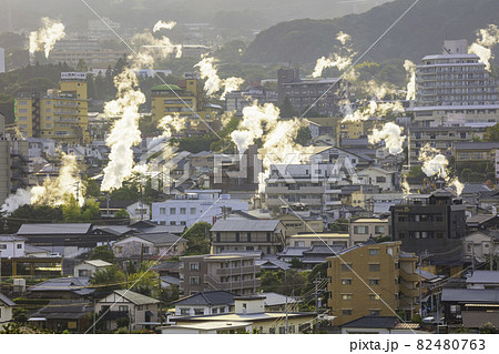 夕日に輝く湯けむりが美しい鉄輪温泉街の風景(大分県別府市) 夕日に輝く湯けむりが美しい鉄輪温泉街の風景(大分県別府市) 82480763