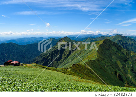 快晴の空と谷川連峰・肩ノ小屋 82482372