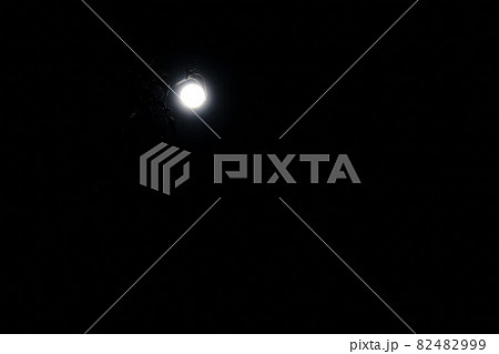 深夜の夜空に浮かぶ満月 2021年の中秋の名月 深夜の夜空に浮かぶ満月 2021年の中秋の名月 82482999