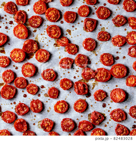 Sun-dried cherry tomatoes with olive oil and balsamic vinegar 82483028