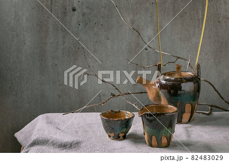 Kettle with cup of hot green tea 82483029