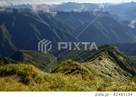 秋の山並み・谷川岳西黒尾根 82483104