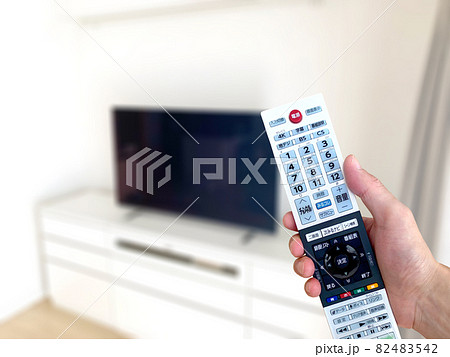 薄型テレビの前でリモコンをかざす手 薄型テレビの前でリモコンをかざす手 82483542