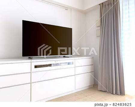 薄型テレビが置かれたリビングの風景 82483625