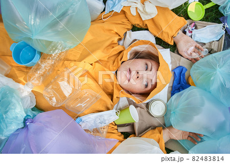 Woman suffering of hoarding abnormal disorder at her planet and laying around the rubbish 82483814