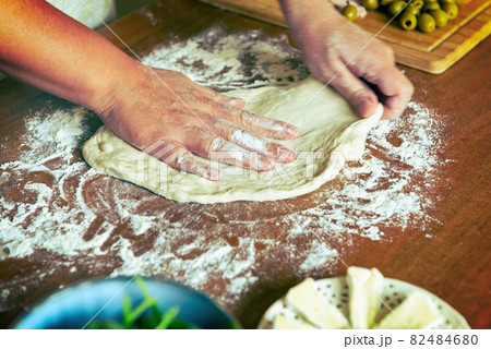 Preparing the Italian pizza 82484680
