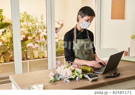 Sales Assistant Wearing Mask in Shop Sales Assistant Wearing Mask in Shop 82485171