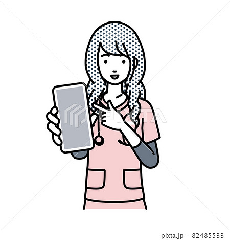 立ってスマートフォンを指差してこちらに向けて見せている看護師の女性 82485533