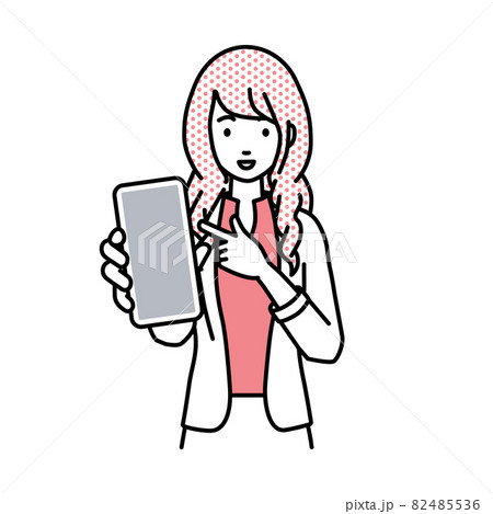 立ってスマートフォンを指差してこちらに向けて見せているジャケットの女性 82485536