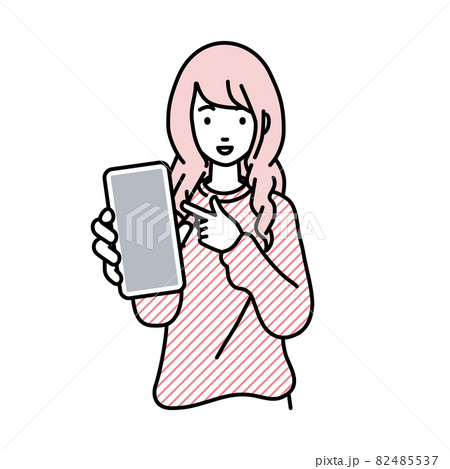 立ってスマートフォンを指差してこちらに向けて見せているリモートワークの女性 82485537