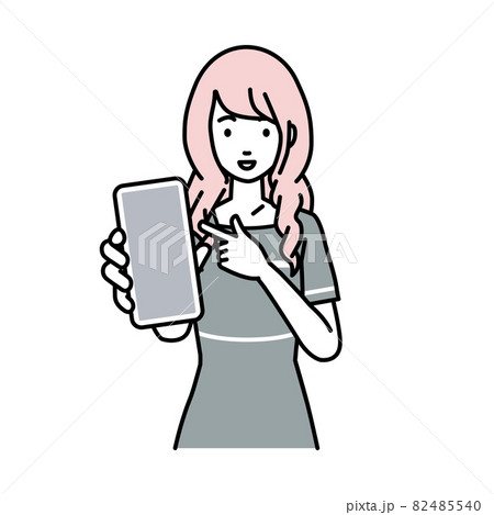 立ってスマートフォンを指差してこちらに向けて見せているエステ店員の女性 82485540