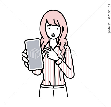 立ってスマートフォンを指差してこちらに向けて見せているブラウスの女性 82485541