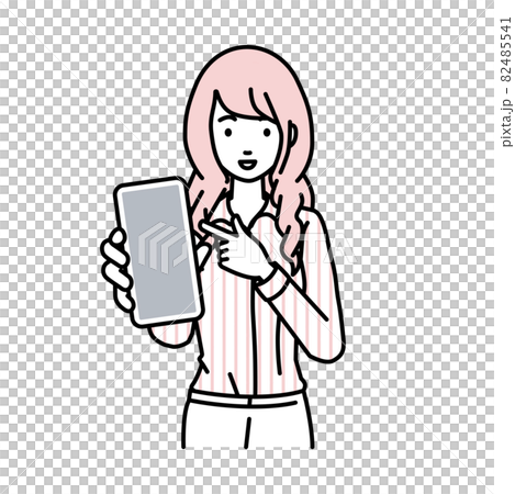 立ってスマートフォンを指差してこちらに向けて見せているブラウスの女性 82485541