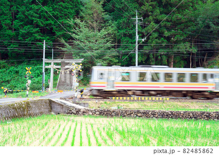 芸備線国司踏切を通過する新見駅行き普通列車 岡山県新見市 芸備線国司踏切を通過する新見駅行き普通列車 岡山県新見市 82485862