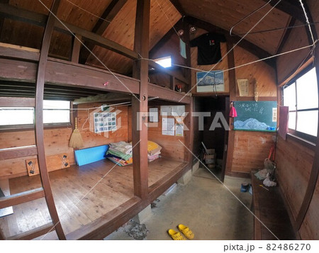 粟ヶ岳砥沢のヒュッテの内部 粟ヶ岳砥沢のヒュッテの内部 82486270