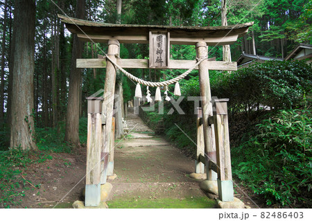 國司神社の木造両部鳥居　岡山県新見市 82486403