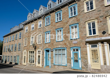 窓のある風景 82486942