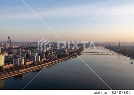 平壌市内を流れる大同江 平壌市内を流れる大同江 82487806