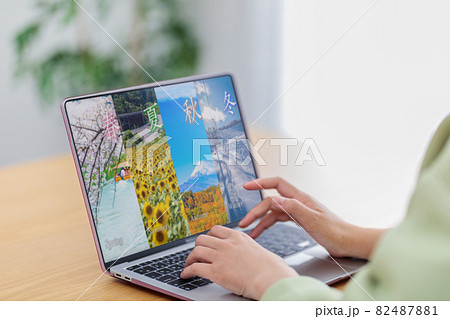 自宅でノートパソコンを使う女性 82487881