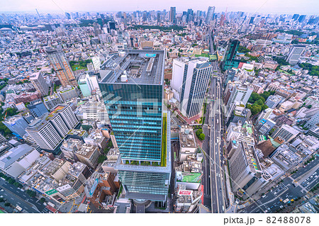 日本の東京都市景観 渋谷駅前の渋谷ヒカリエや六本木方面などを望む 82488078