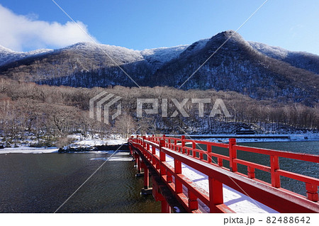 雪の赤城山：湖畔にかかる朱橋_5 82488642