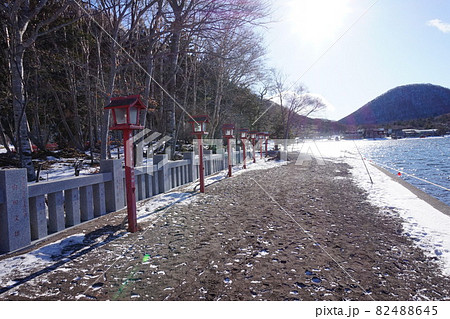 朱い灯籠と湖畔の小道 朱い灯籠と湖畔の小道 82488645