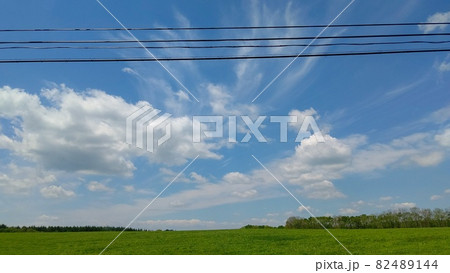 翼を広げているような神秘的な雲 82489144