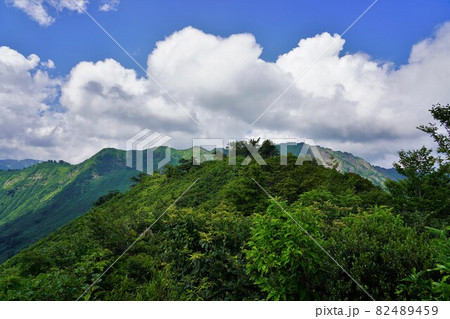 会津朝日岳の山頂部の稜線 会津朝日岳の山頂部の稜線 82489459