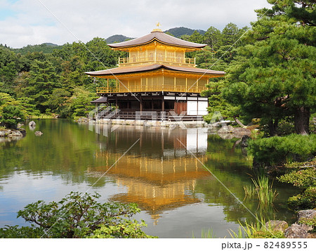 仲秋の金閣寺　こけらぶき屋根のふき替え後 82489555