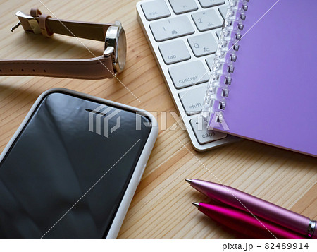 ビジネスイメージ・手帳・PC・スマホ・女性 82489914