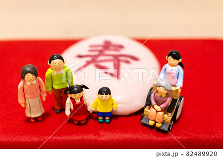お祝い餅 家族人形 3世代 お祝い餅 家族人形 3世代 82489920