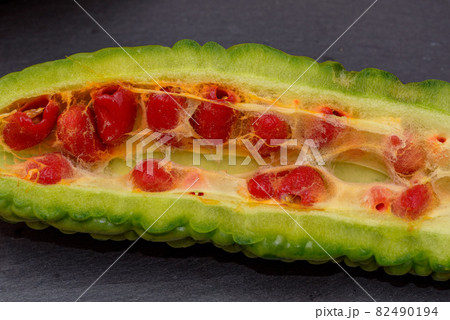 収穫したゴーヤの断面カットと熟れた種子 82490194