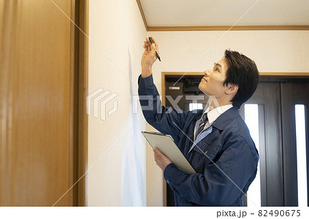 リフォームの見積もりをする工務店の営業マン 82490675