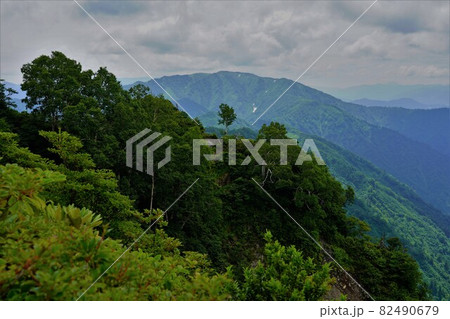 会津朝日岳山頂からの会津駒ヶ岳 82490679