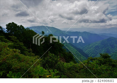会津朝日岳山頂からの会津駒ヶ岳 82490681