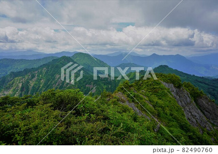 会津朝日岳からの山頂部の稜線 82490760