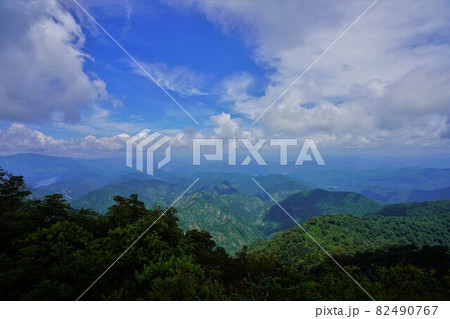 会津朝日岳山頂からの周辺の山並みと青空 会津朝日岳山頂からの周辺の山並みと青空 82490767