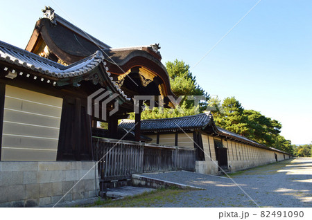 秋晴れの午後、誰もいない京都御所東側の建春門と築地塀が美しい 秋晴れの午後、誰もいない京都御所東側の建春門と築地塀が美しい 82491090