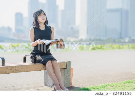 休日の女子大生 82491159