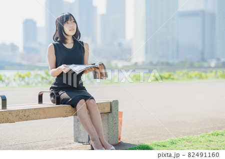 休日の女子大生 82491160