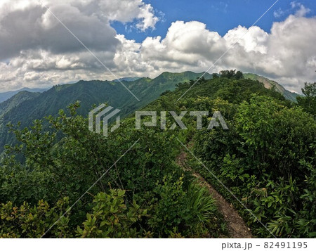会津朝日岳山頂部の稜線と登山道 82491195