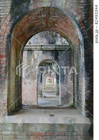 初秋の晴れの午後、京都市南禅寺の水路閣のアーチが幻想的でロマンチック 82492044