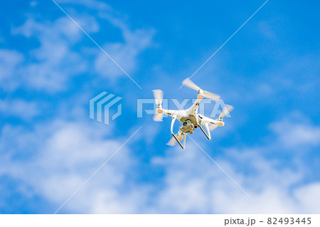 ドローンと青空 82493445