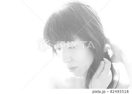 髪をいじる女性 髪をいじる女性 82493518