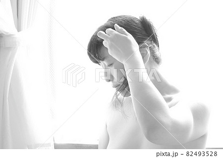 髪をいじる女性 髪をいじる女性 82493528
