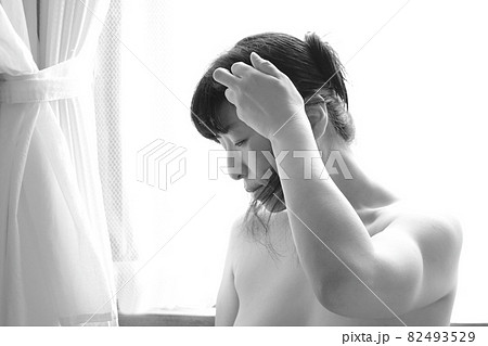 髪をいじる女性 82493529