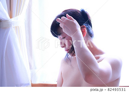 髪をいじる女性 82493531